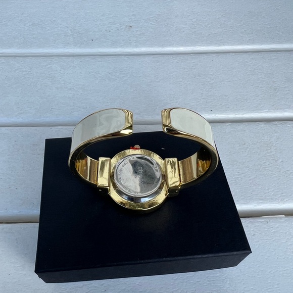 Chico’s cuff watch. The battery do work. A piece that can be worn daily. - Picture 2 of 4